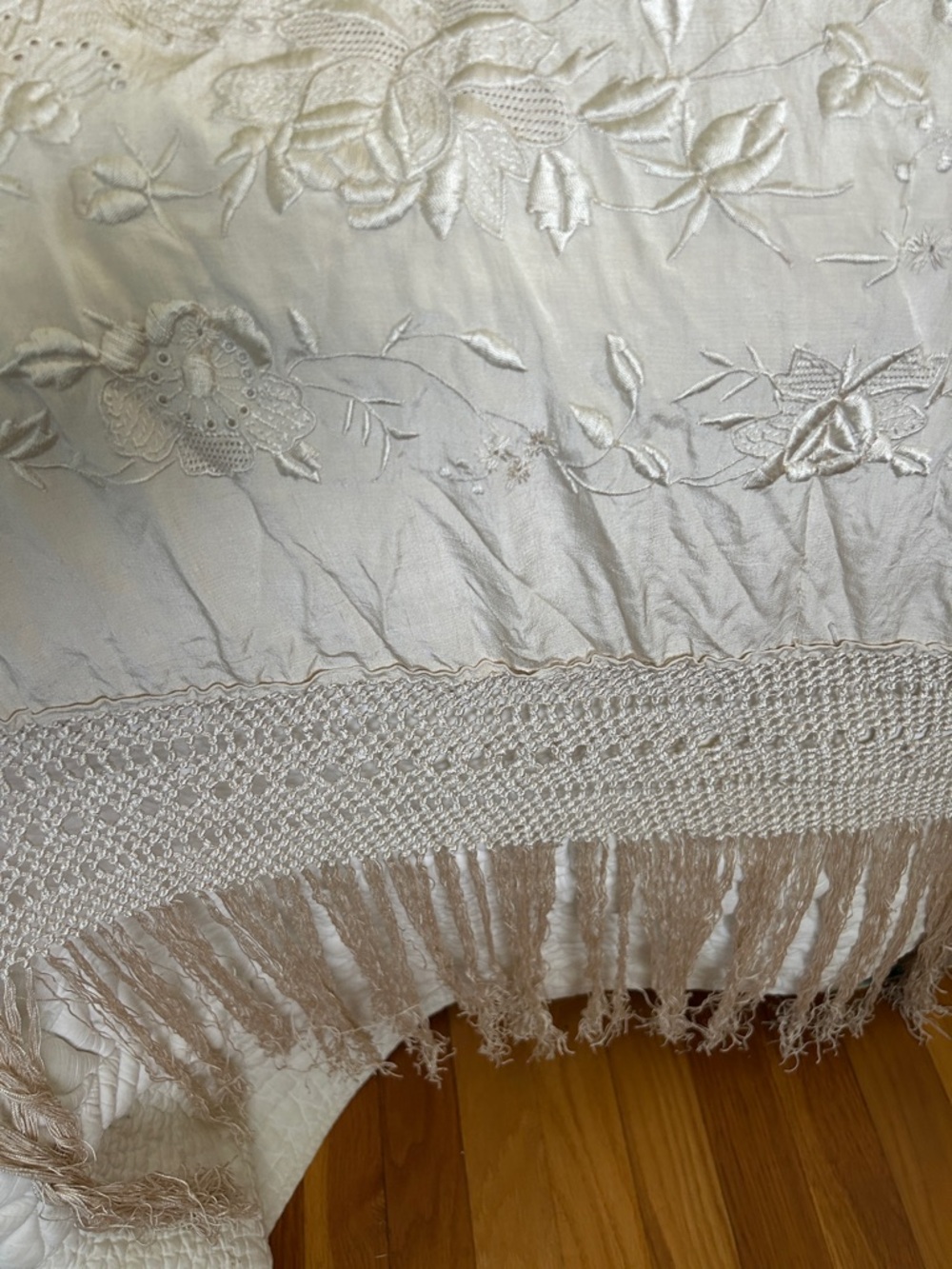Antique ivory Embroidered Victorian throw with Fringe from great grandmother. - Picture 4 of 4